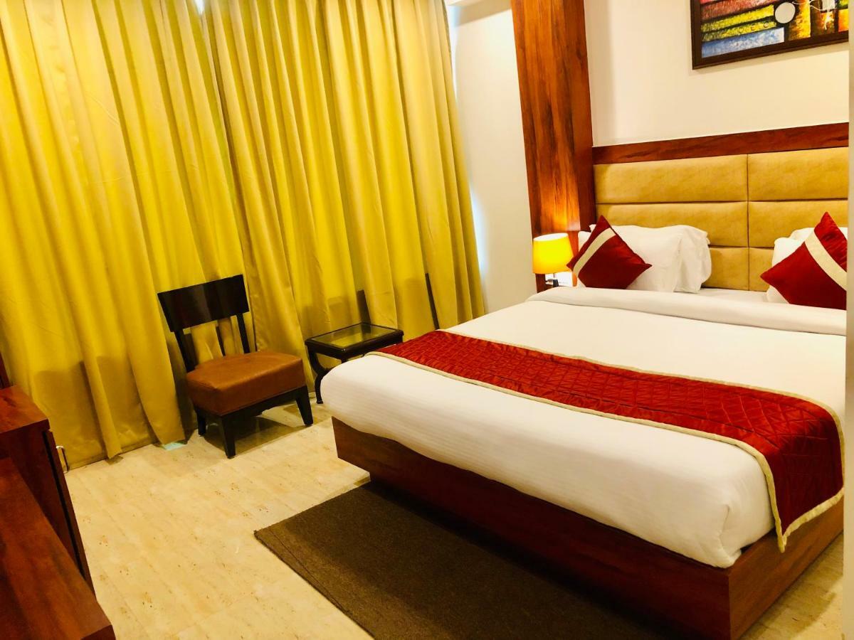 Red Crown Hotel New Delhi Room photo